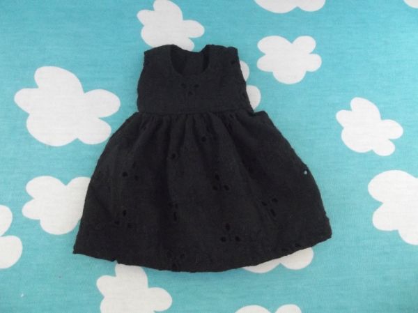 Vestido em cambraia bordada para Blythe (Produto novo)